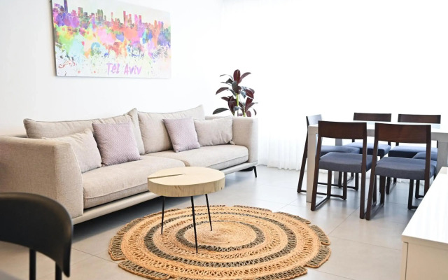 Designed 3BR in Frishman 15 by HolyGuest