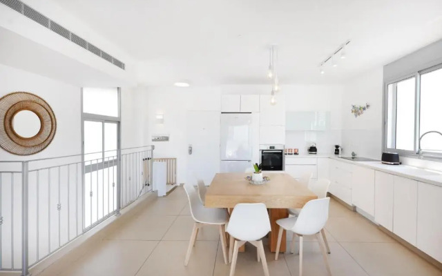 Airy 3BR Duplex Penthouse in Bograshov 71 by HolyGuest
