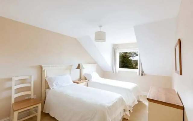 House 3 Dingle Manor Remarkable 3-bed House