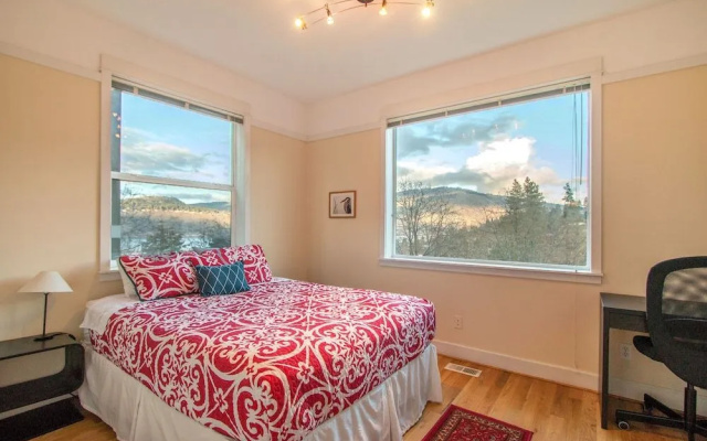 Hazel House 4 Bedroom Home by RedAwning