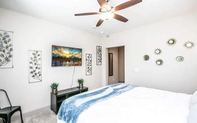 Rooftop Pool, Views, Close to Shops & Dining 1131