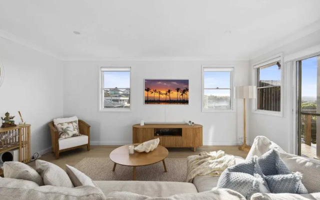 Chic Coastal 1-bedroom Home With Balcony & BBQ