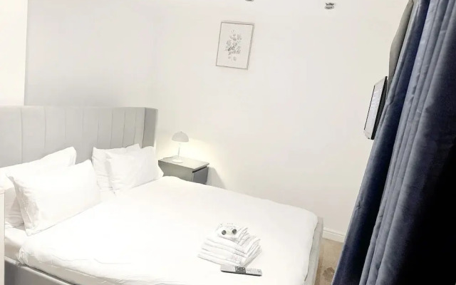 3-bed Apt-15 Mins to Heathrow-pet-friendly-parking