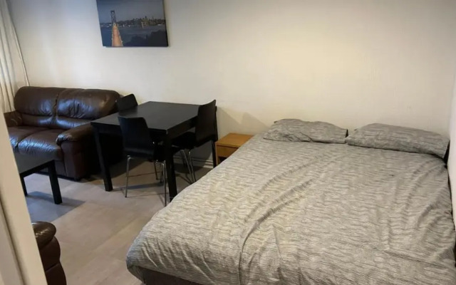 Room in Apartment - Normanton - Family Room With Balcony