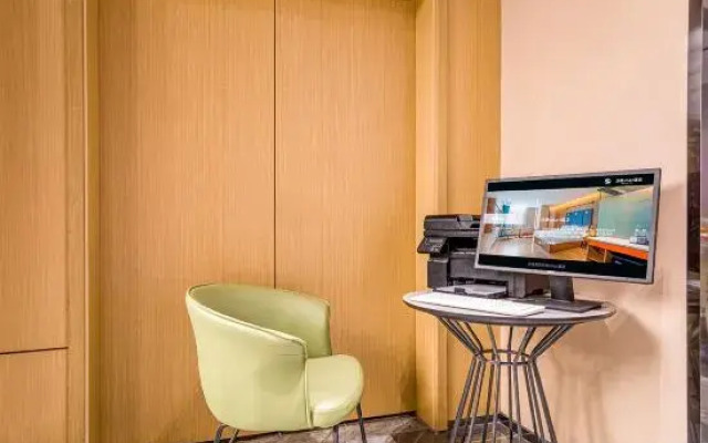 World Smart Hotel (Lankao Jiaoyulu Memorial Hall)