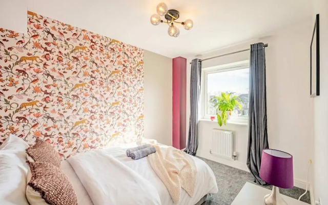Perfect Booking 4 Bed Home in Swindon