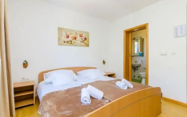 Five-Bedroom Apartment in Zaton Mali