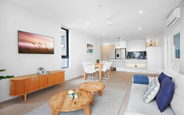 Luxe Beachfront 2-bed With Gym, Pool & Views