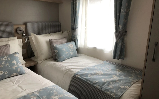 Luxury 2 Bedroom Caravan in Stunning Location