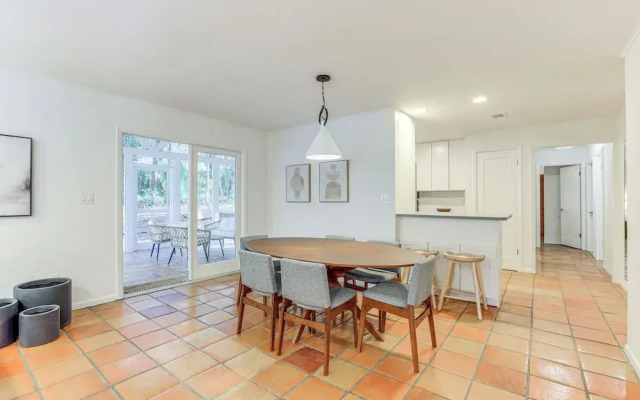 Sunny Gainesville Home ~ Half-mi to UF Campus!