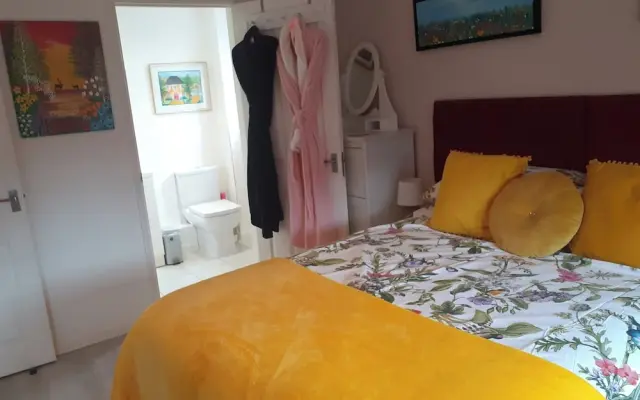 1-bed Seaside Retreat - Sleeps 2, Parking & Garden