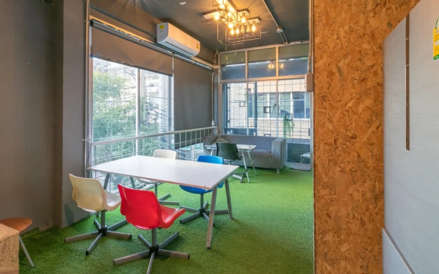 Zhelter Hostel Bangkok by ZUZU