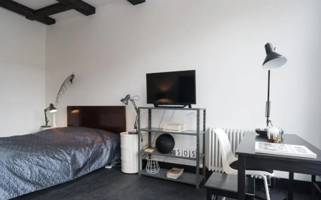 The Black Canal view private studio