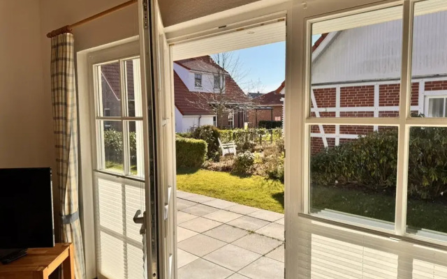 Ferienhaus mit Kaminofen in Burhave