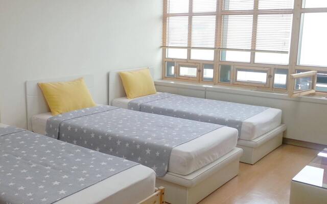 Отель Ewha Guest House Hongdae вид на фасад