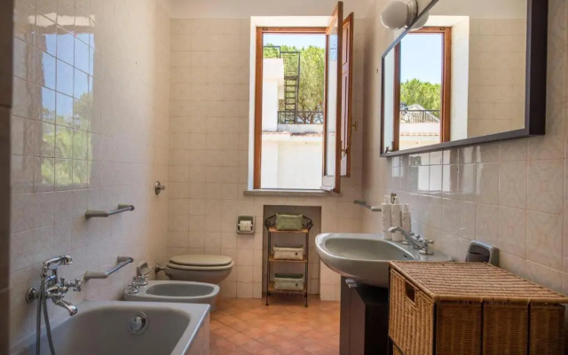 Una Scogliera sul Mare con Piscina
