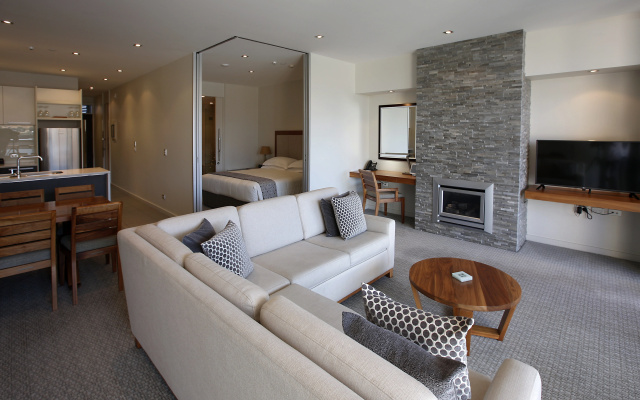 The Rees Hotel, Luxury Apartments & Lakeside Residences