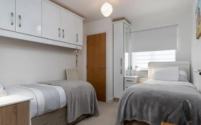 Modern Apartment in Deganwy With Parking