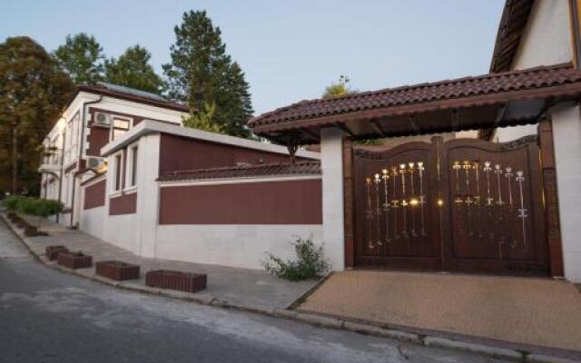 Отель Guesthouse Versailles Болгария, Шумен - отзывы, цены и фото номеров - забронировать отель Guesthouse Versailles онлайн вид на фасад