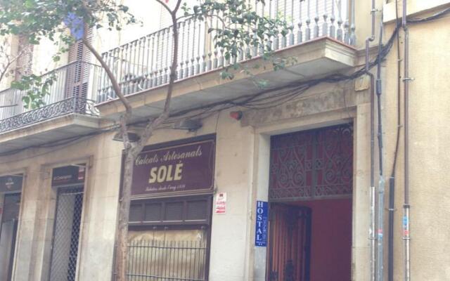 Отель Hostal Drassanes вид на фасад