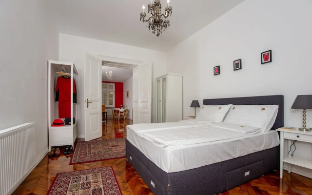 Crown Apartment