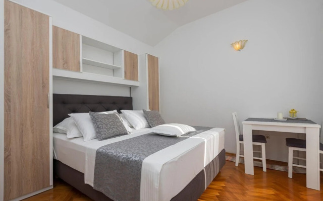 Awesome Apartment in Tucepi With Wifi