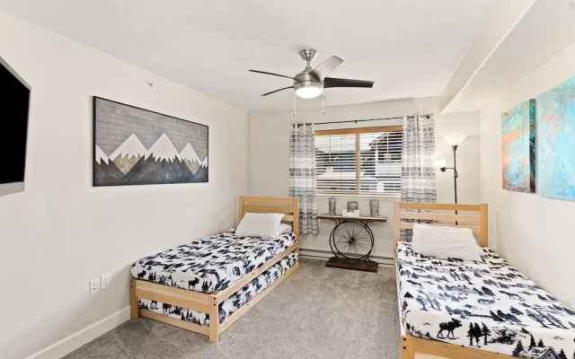 First Tracks 3301 2 Bedroom Condo by RedAwning