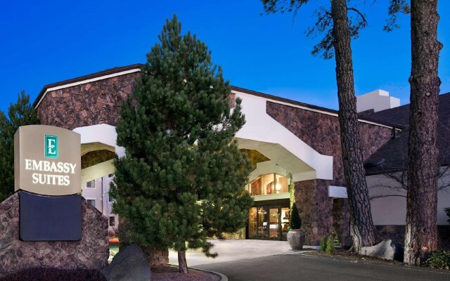 Отель Embassy Suites Flagstaff вид на фасад