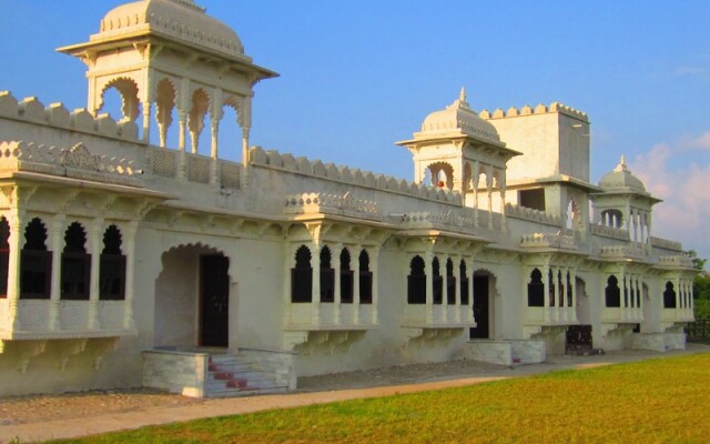 Отель Palace Anjali -The Ranch at Charbhuja вид на фасад