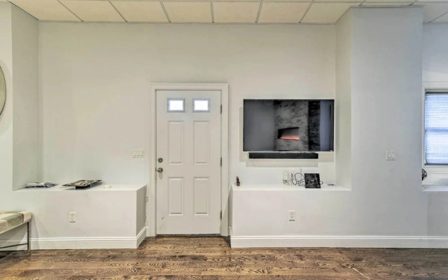 Pet-friendly Apartment, 6 Miles to Downtown