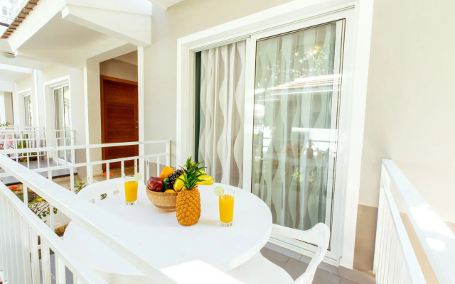 Tropicana Suites Deluxe Beach Club & Pool