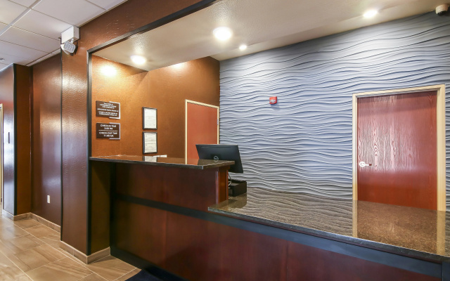 Cobblestone Inn & Suites at UW Stout Downtown Menomonie