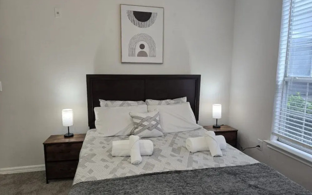 Apartment - Sleeps 5 - Pool - Parking - Gym
