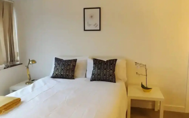 Room in Guest Room - Large Comfortable Room Coventry