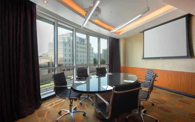 Отель Radisson Blu Hotel, Dubai Media City