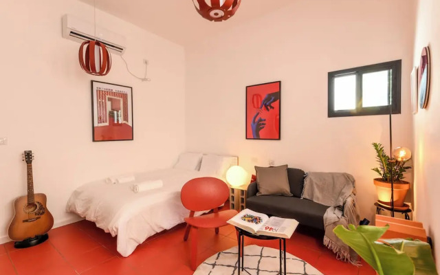 Chic Red Studio near Talpiot Market