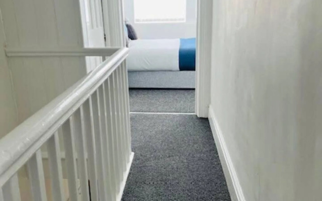 3 Bed House - Sleeps 7 - Garden - Parking - Wifi