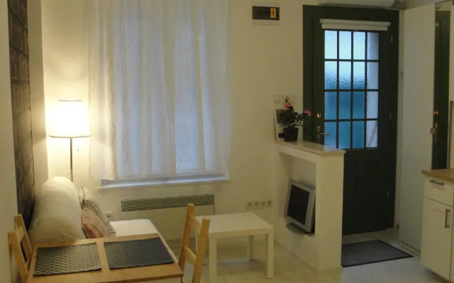 Studio apartment - Green door