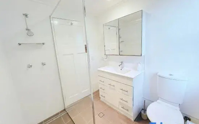 Walk to Southbank & Brisbane City | Art Deco House
