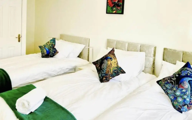 3-bedroom Gem in Manchester With Free Parking