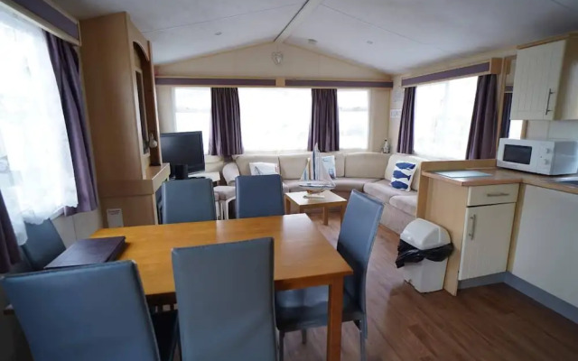 Caravan - Sleeps 8 - Pets Ok - Parking - Site Pool