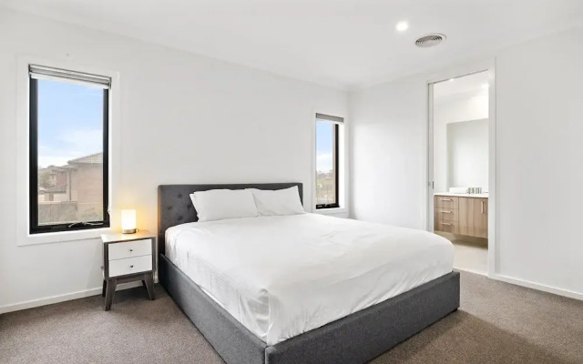 Spacious 5-bed Home in Peaceful Point Cook