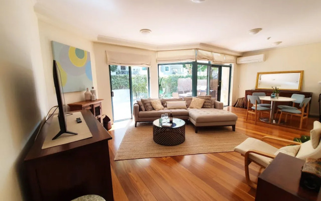 2BR Beautiful River Retreat Pool Wine Gym Netflix