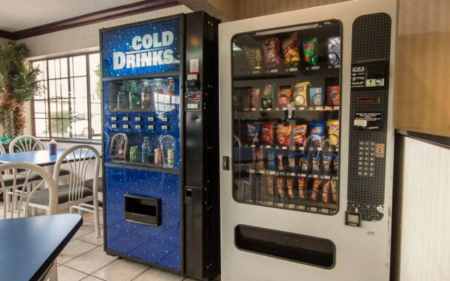 Econo Lodge Inn & Suites El Paso West