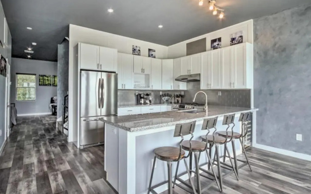 Rustic 4-Story Rooftop Spectacular Downtown View