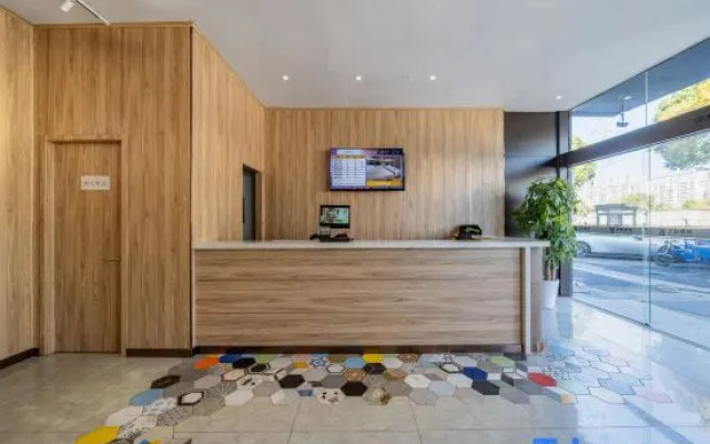 Zhibo Hotel (Shanghai Jiayi Road Subway Station)