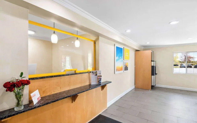 Days Inn by Wyndham Bethel - Danbury