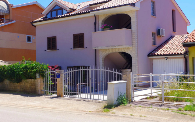 Apartment in Valbandon With Terrace