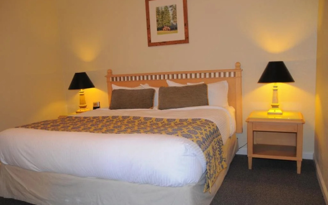 Rio Nido Lodge at the Russian River
