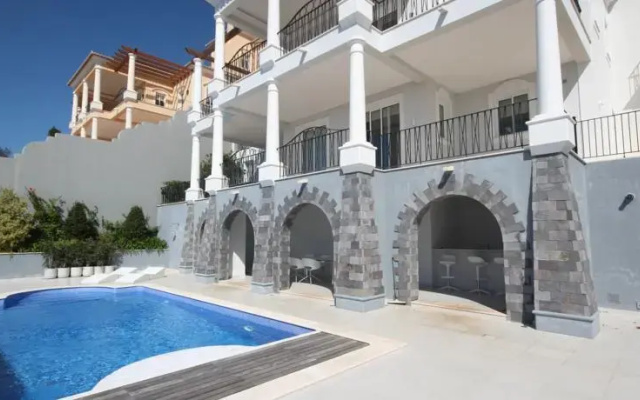 Stunning Villa With Private Heated Pool